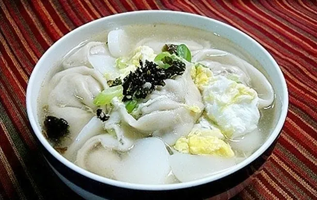 떡만둣국